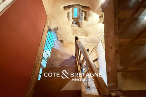 maison-pierre-gite-bretagne-begard-escalier