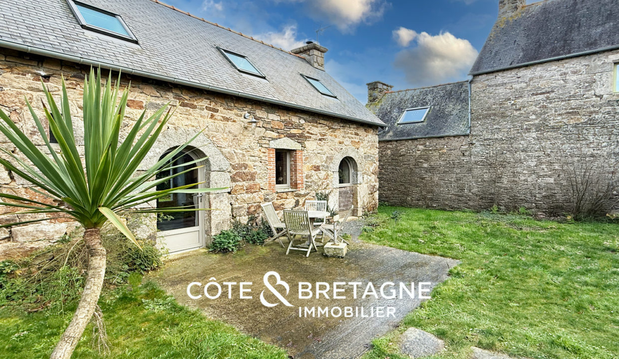 maison-pierre-gite-bretagne-begard-facade-1