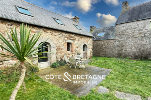 maison-pierre-gite-bretagne-begard-facade-1