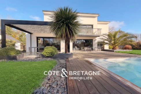 Maison d'architecte avec piscine chauffée à Pluneret