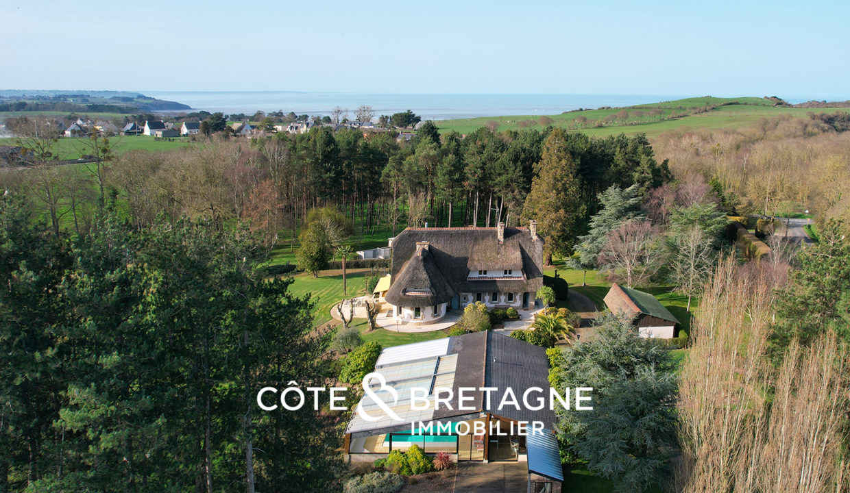 belle-demeure-a-hillion-avec-piscine-et-terrain-de-tennis-1