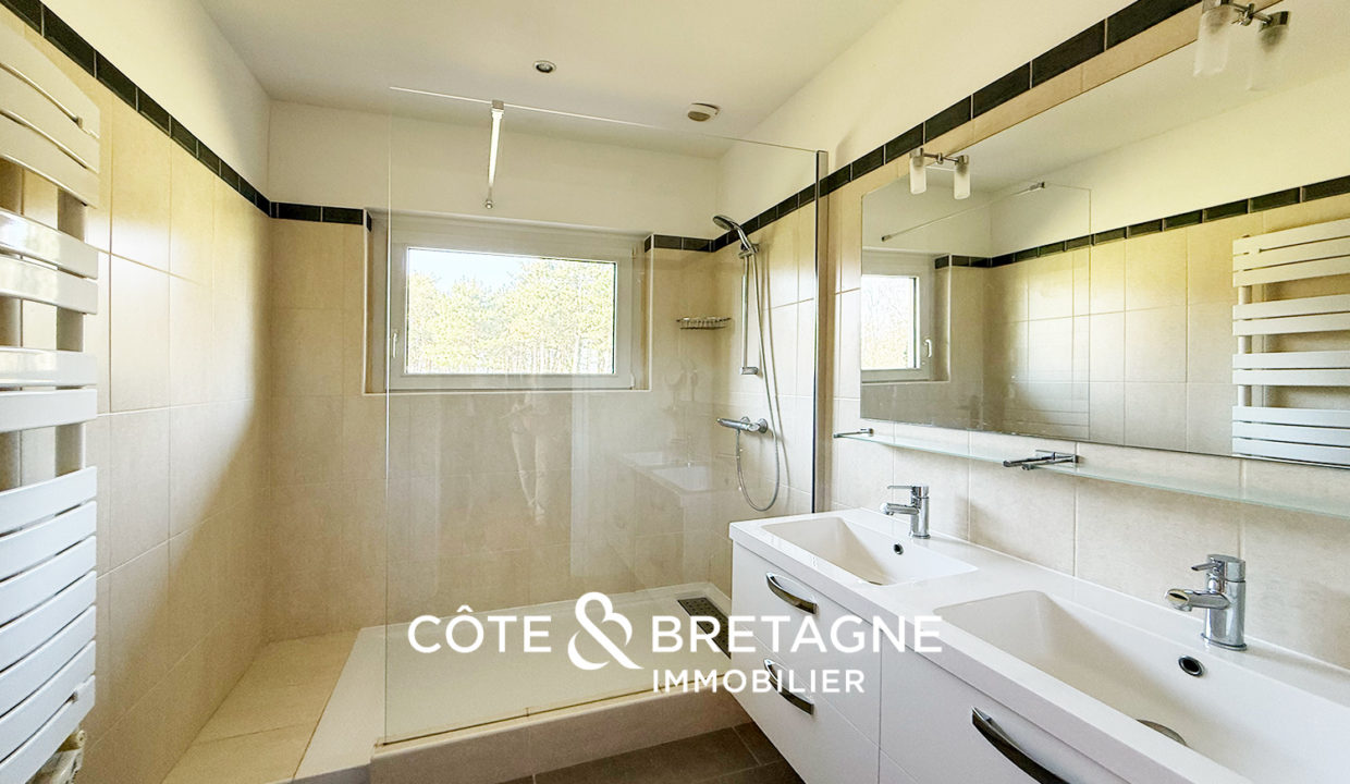 belle-demeure-a-hillion-avec-piscine-et-terrain-de-tennis-11