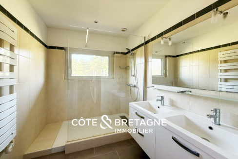 belle-demeure-a-hillion-avec-piscine-et-terrain-de-tennis-11