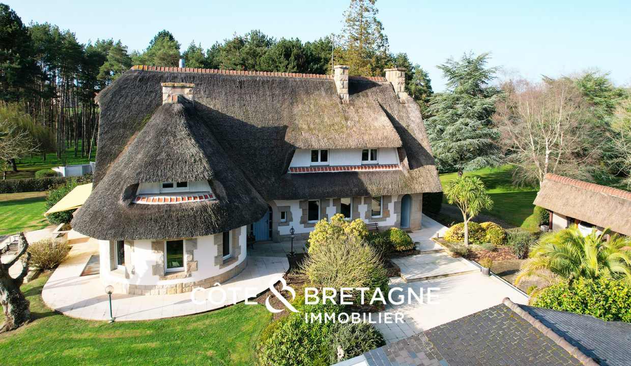 belle-demeure-a-hillion-avec-piscine-et-terrain-de-tennis-19