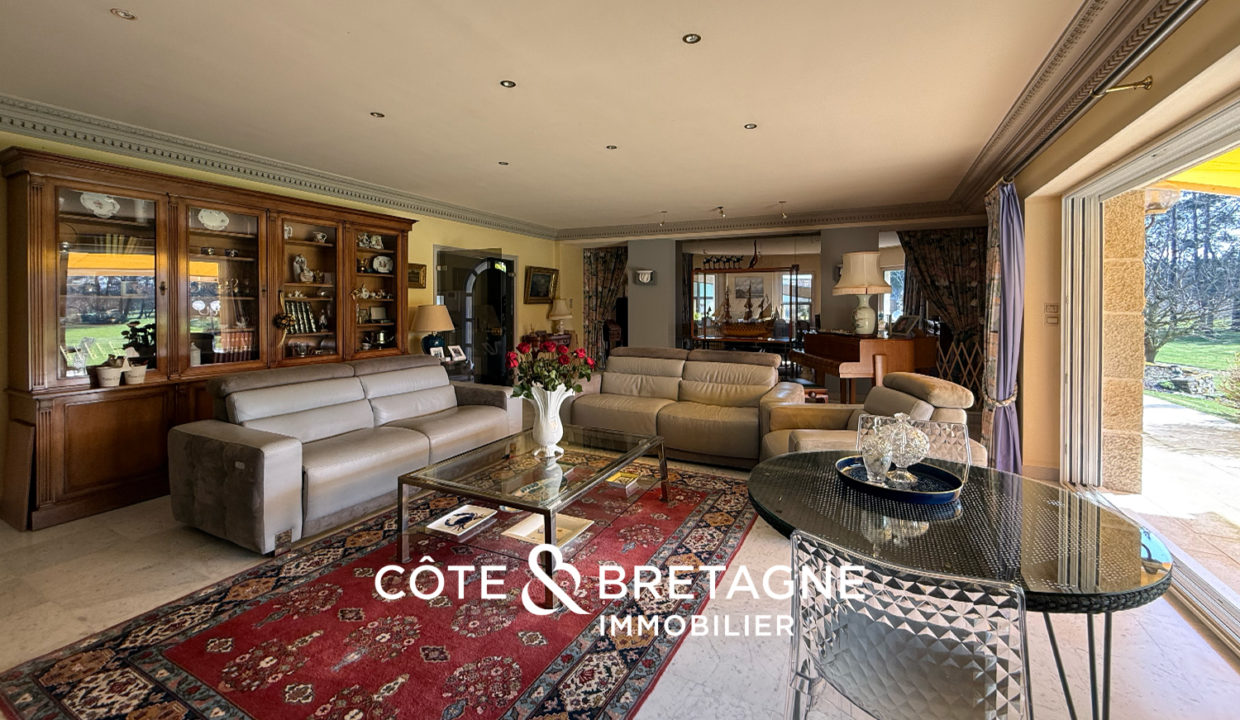 belle-demeure-a-hillion-avec-piscine-et-terrain-de-tennis-2