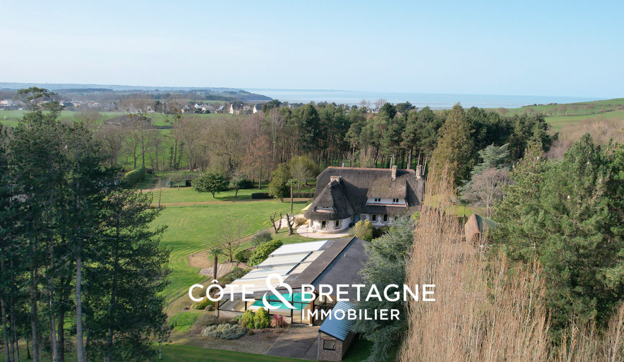 belle-demeure-a-hillion-avec-piscine-et-terrain-de-tennis-20