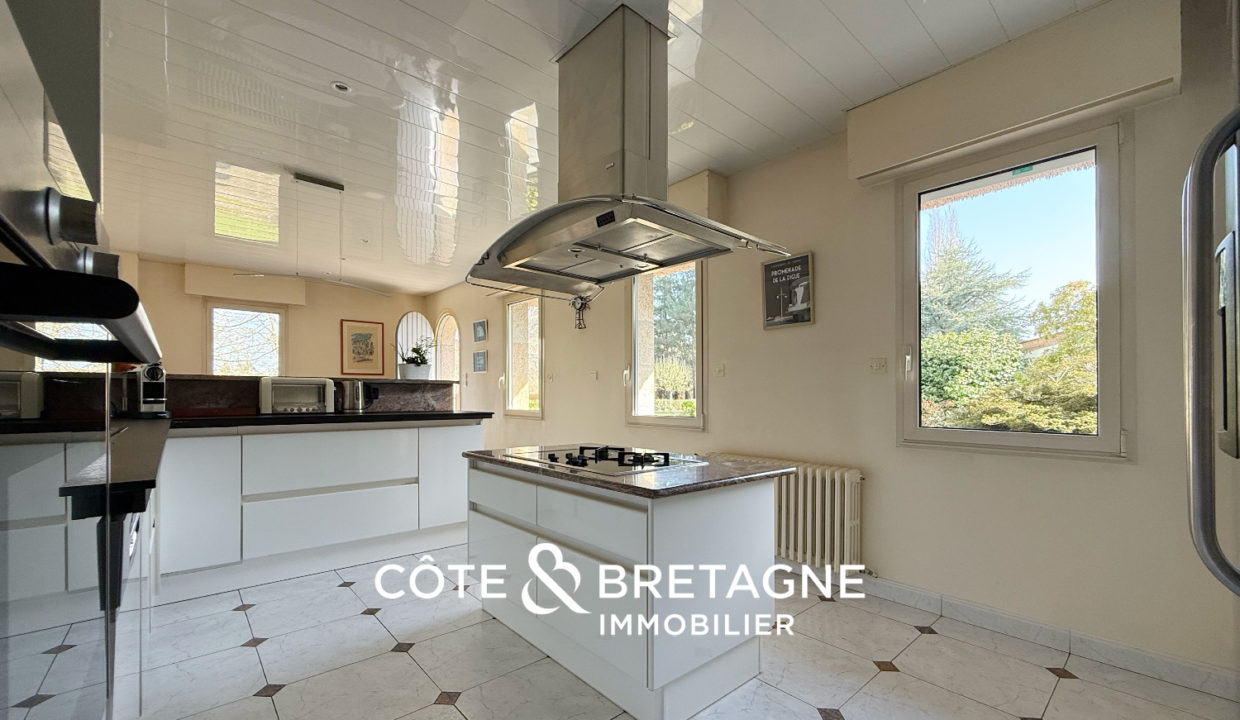 belle-demeure-a-hillion-avec-piscine-et-terrain-de-tennis-4