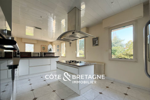 belle-demeure-a-hillion-avec-piscine-et-terrain-de-tennis-4