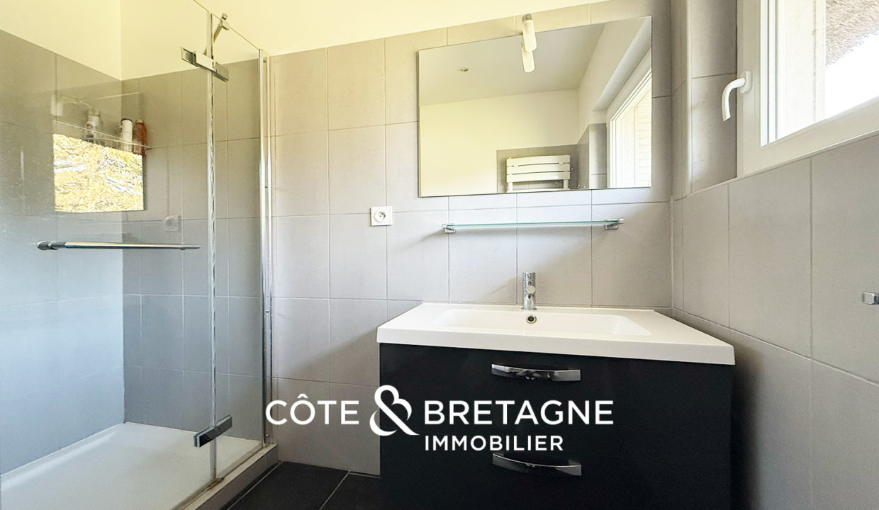 belle-demeure-a-hillion-avec-piscine-et-terrain-de-tennis-9