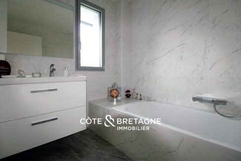 Acheter à Theix-Noyalo maison d'architecte avec vue sur le marais salle de bains