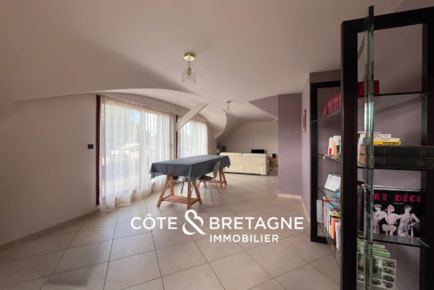 Maison Ambon avec piscine Salon étage