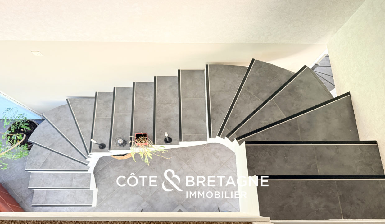 maison-architecte-vue-mer-tredrez-locquemeau-escalier-3