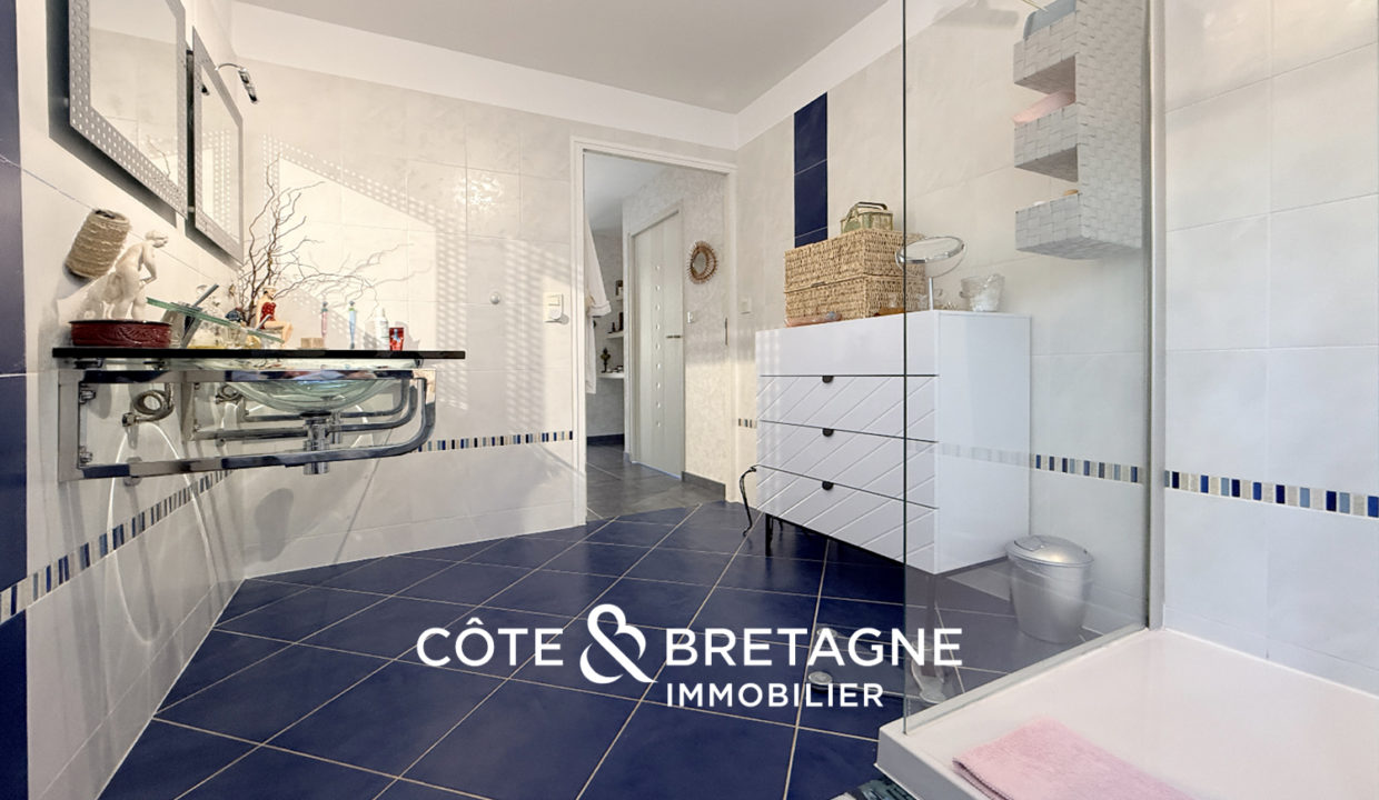 maison-architecte-vue-mer-tredrez-locquemeau-salle-eau