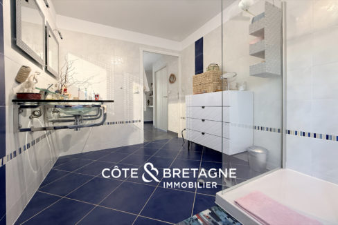maison-architecte-vue-mer-tredrez-locquemeau-salle-eau