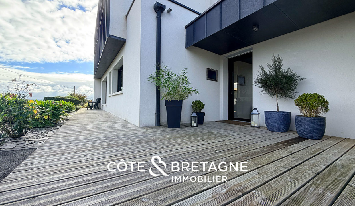 maison-langueux-contemporaine-facade-terrasse