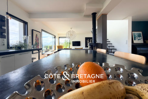 maison-langueux-contemporaine-salon-vue-mer-cuisine